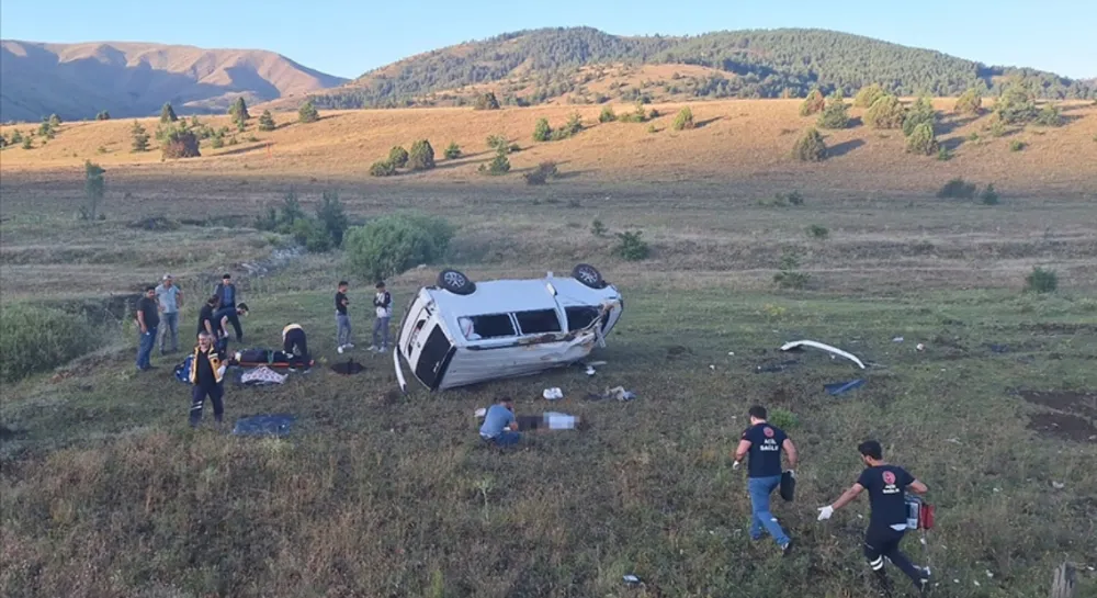 Minibüs devrildi, 1 kişi öldü, 6 kişi yaralandı