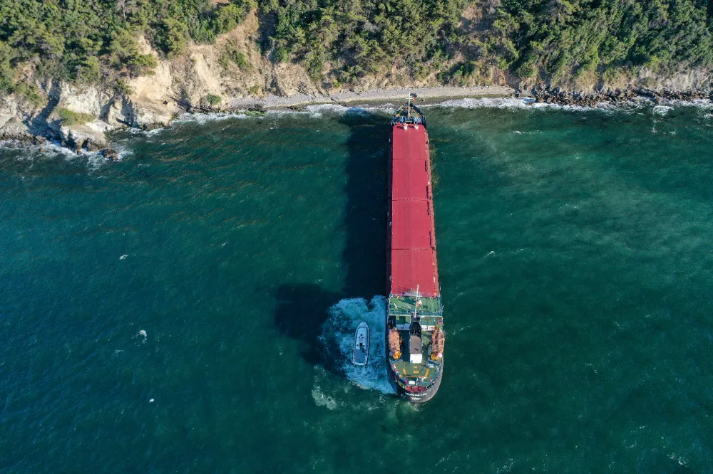 Mudanya ilçesinde kargo gemisi karaya oturdu