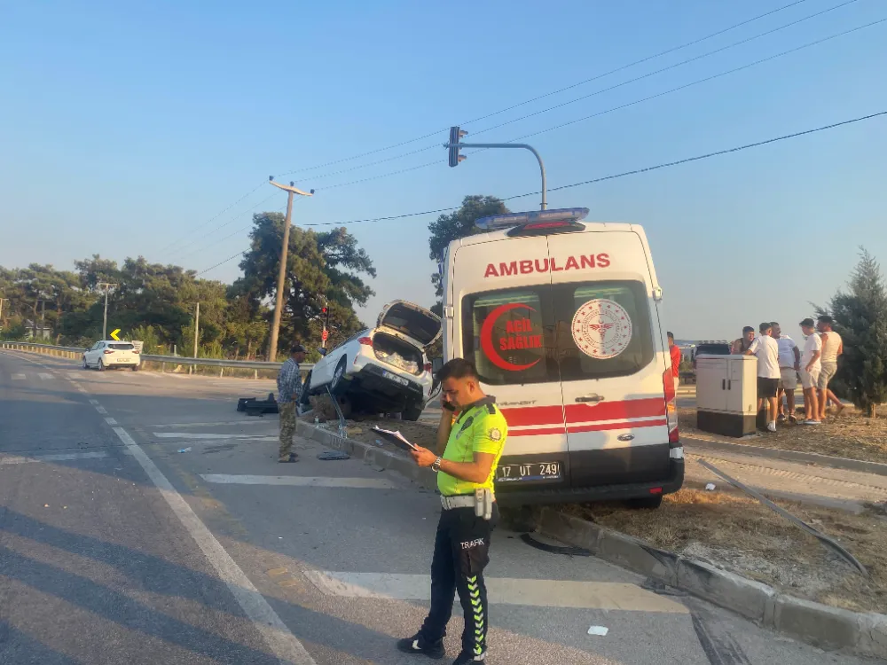 Ambulansla otomobilin çarpışması sonucu 3 kişi yaralandı