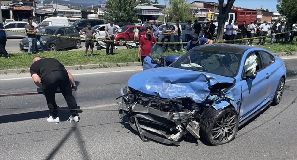 Zincirleme trafik  kazasında 2 işi öldü, 3 kişi  yaralandı