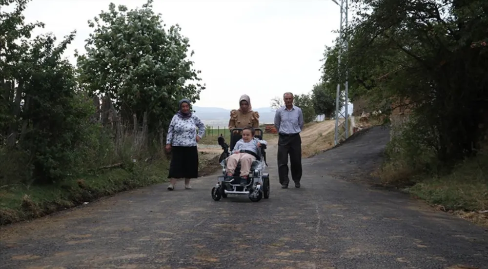 Asfalt yol ve akülü sandalye ile 12 yaşındaki Umut