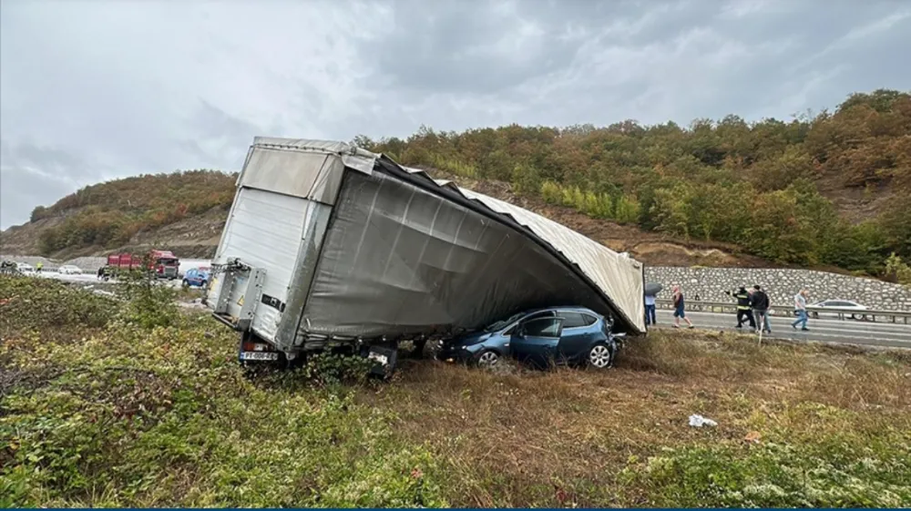 Samsun-Ankara kara yolundaki  trafik kazasında 3 kişi öldü, 10 kişi yaralandı