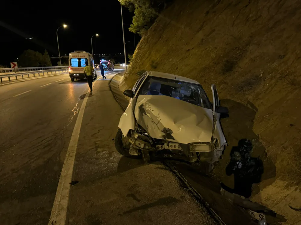 Su kanalına düşen otomobildeki 2 kişi yaralandı