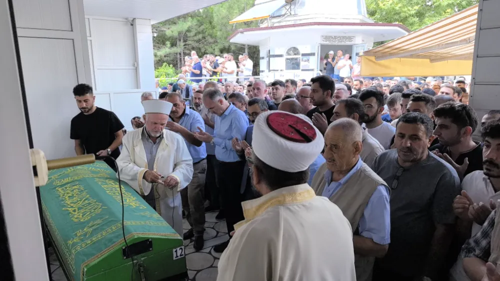 Trafik kazasında vefat eden mobilyacılar son yolculuğuna uğurlandılar