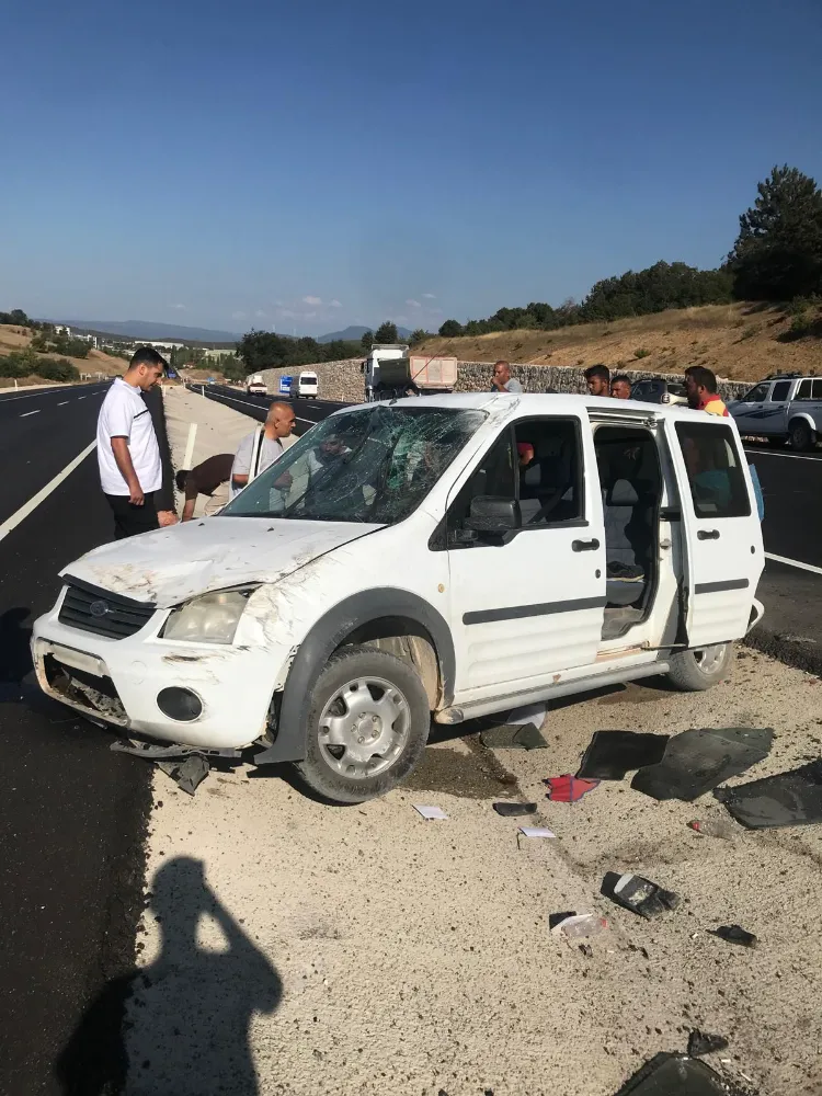 Seyir halinde lastiği patlayan araçtaki 4 kişi yaralandı