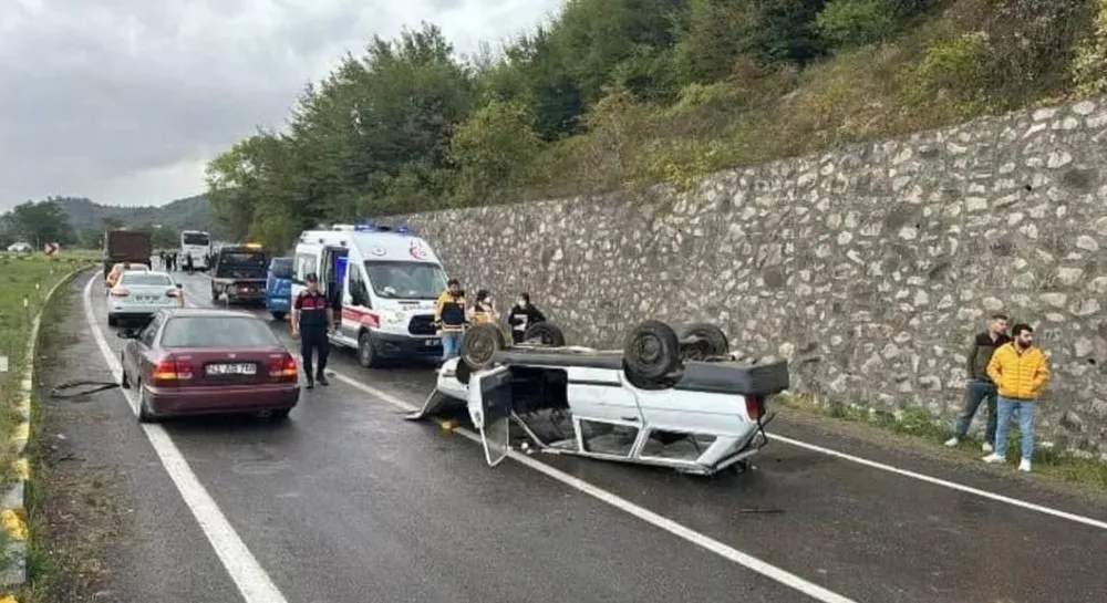 Yolcu otobüsüne çarpan otomobil takla attı: 7 yaşındaki çocuk hayatını kaybetti