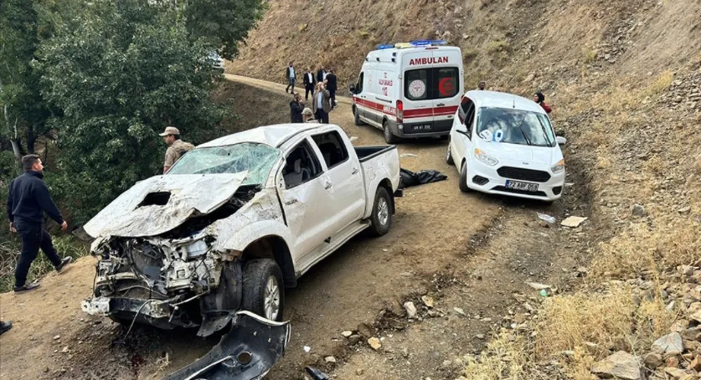 Şehit askerin yakınlarının  bulunduğu pikabın devrilmesi  sonucu 2 kişi öldü, 4 kişi  yaralandı