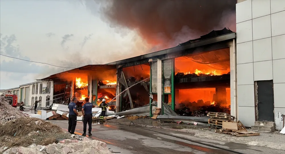 Kırtasiye malzemeleri bulunan depoda çıkan yangında 10 iş yeri zarar gördü