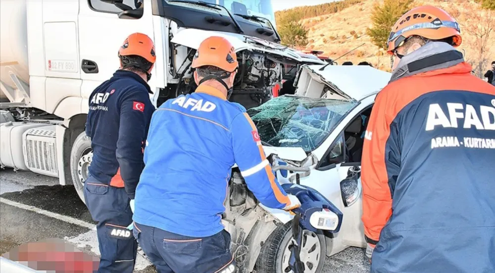 Yakıt tankeri ile otomobilin çarpıştığı kazada 4 kişi öldü, 4 kişi yaralandı