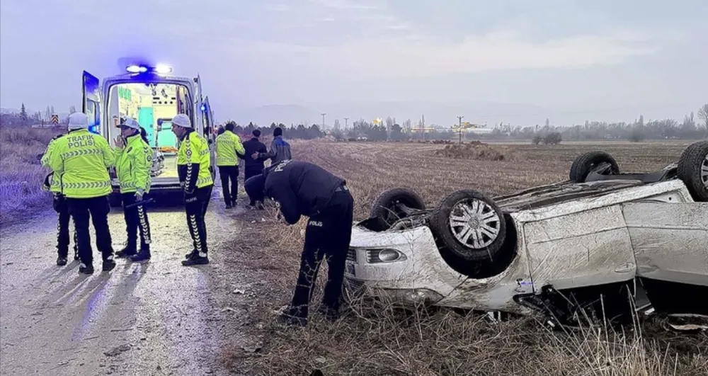 Devrilen otomobildeki 1 kişi öldü, 4 kişi yaralandı