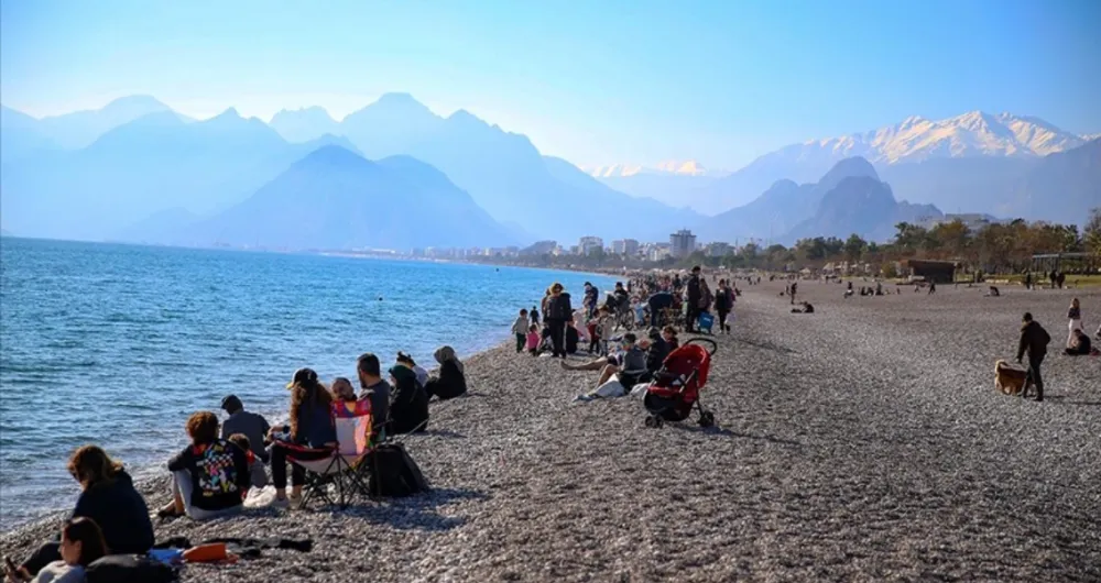 Antalya sahillerinde yeni yılın ilk günü yoğunluk yaşandı