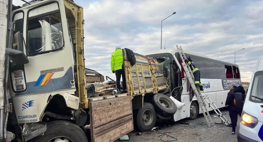 Yolcu otobüsünün karıştığı trafik kazasında 3 kişi öldü, 33 kişi yaralandı