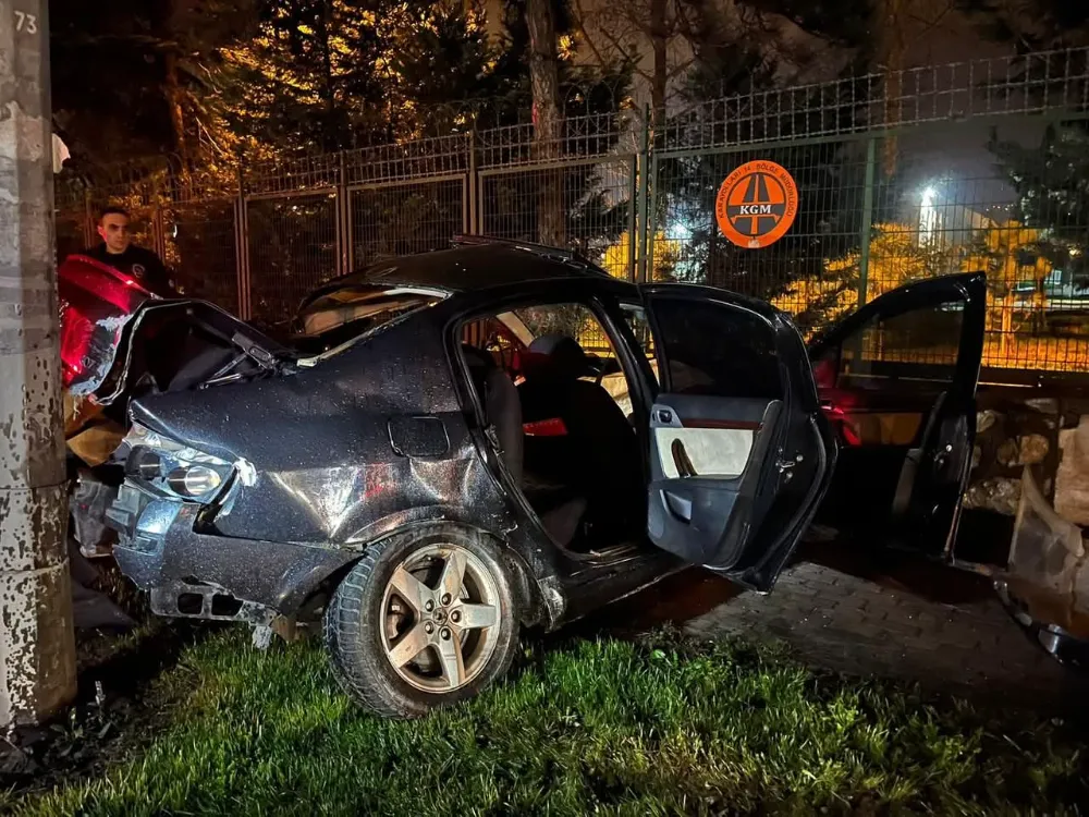 Korkutan kaza araç önce ağaca, ardından aydınlatma direğine çarptı: 2 ağır yaralı