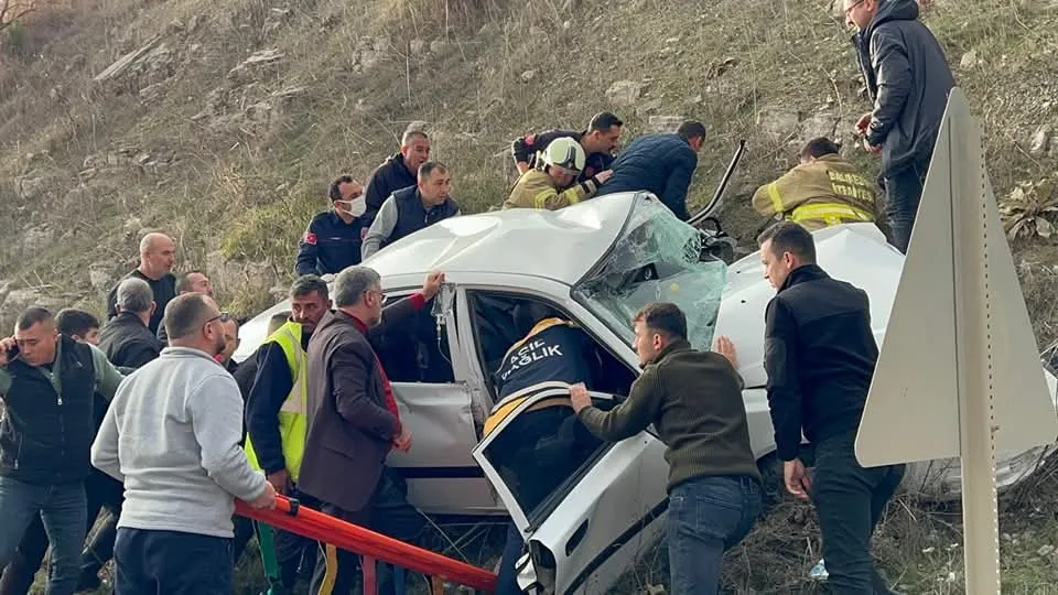 Minibüs ile otomobilin çarpıştığı kazada 2 kişi öldü, 18 kişi yaralandı