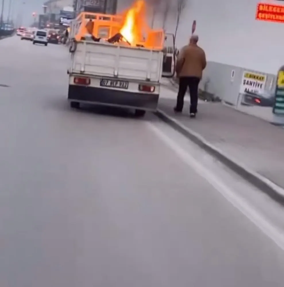 Attığı sigara kamyonetin kasasındaki malzemeleri tutuşturdu