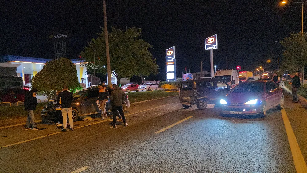 İnegöl’de üç araç çarpıştı, 1 sürücü yaralandı