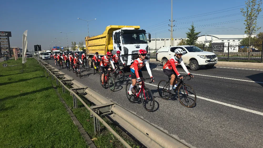 İnegöl’de bisiklet konvoyuna trafik eskortu eşlik etti