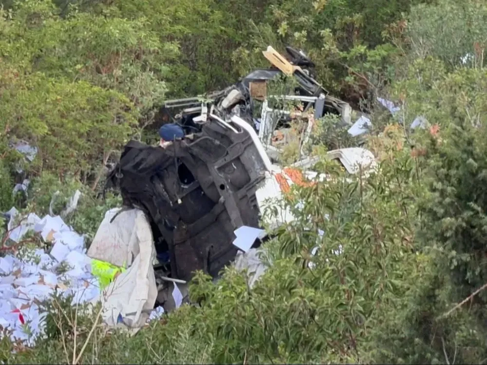 İznik–Yenişehir yolunda tır uçuruma yuvarlandı: 2 ölü