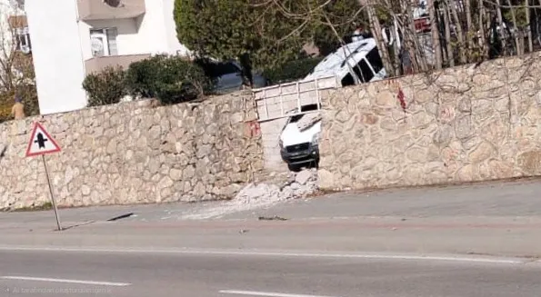 İnegöl’de Kadın Sürücünün Kontrolünü Kaybettiği Otomobil Site Bahçesine Düştü