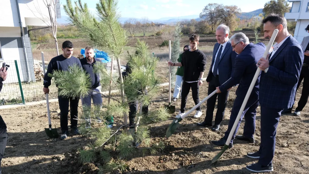İnegöllü Gençlerden Örnek Davranış: 32 Fidan Toprakla Buluştu