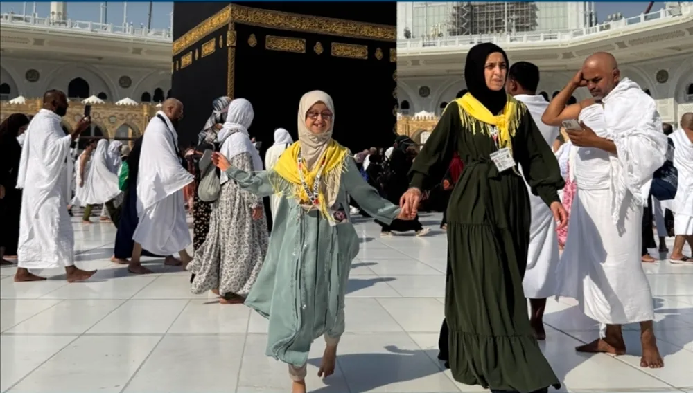 Nadir görülen gen hastası Esma, Kabe hayaline kavuştu