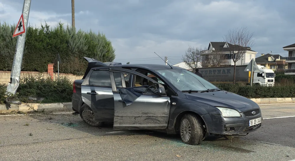 İnegöl Ahmet Türkel Çevre Yolunda Kontrolden Çıkan Araç Hasar Aldı