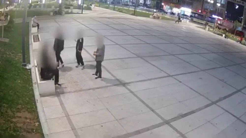 İnegöl’de çevreyi kirleten gençlere zabıtadan süpürgeli ceza