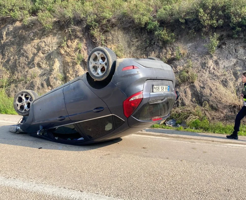 Mudanya’da kontrolden çıkan otomobil kayalara çarparak ters döndü