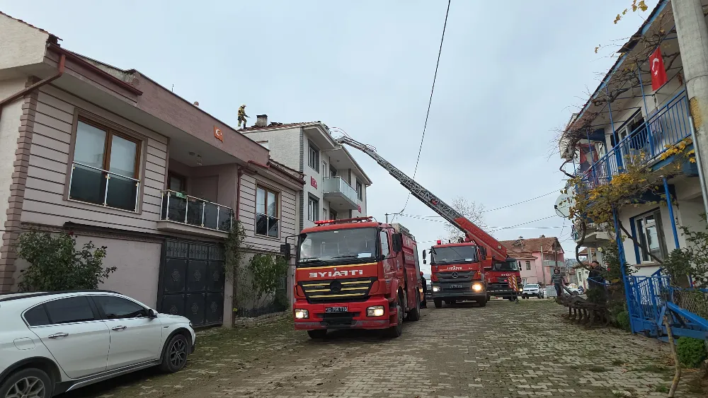 İnegöl Şehitler Mahallesi’nde Çatı Yangını Korkuttu