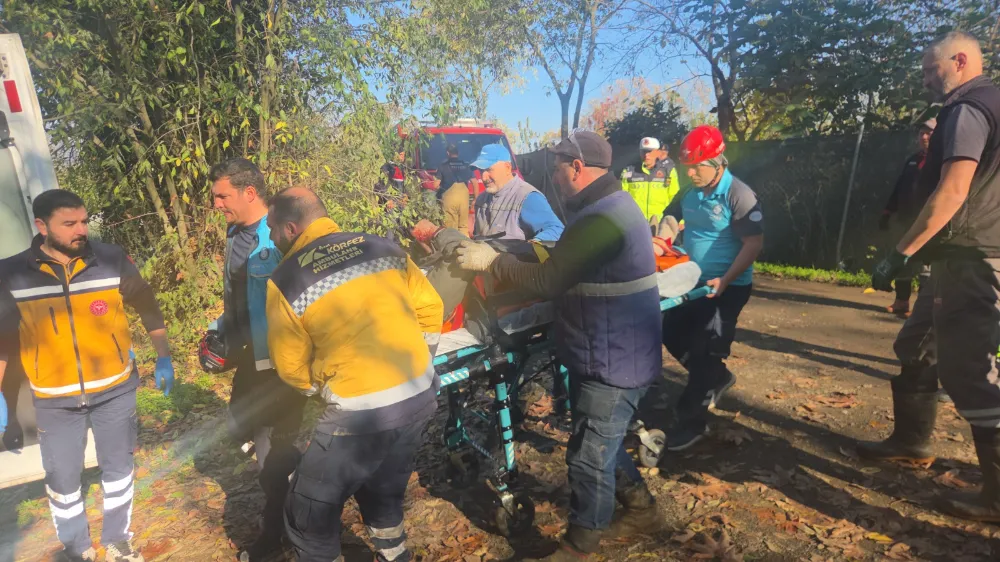 Traktör Altında Can Pazarı: Yaşlı Adam Vinçle Kurtarıldı