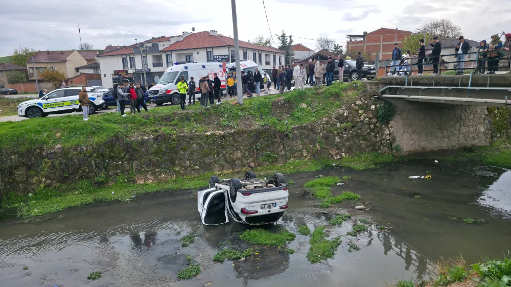 İnegöl’de Otomobil Dereye Uçtu: 3 Kişi Yaralandı