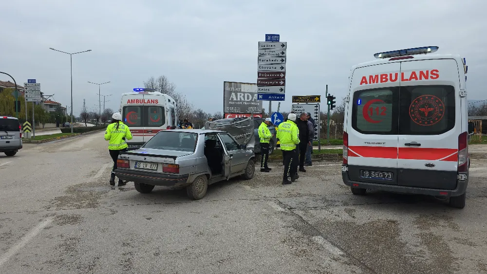 İnegöl Çevre Yolu Kavşağında İki Araç Çarpıştı: 2 Yaralı