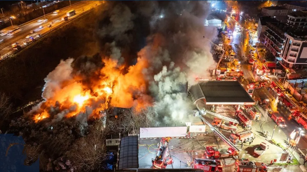 Geri dönüşüm tesisinde çıkan yangına müdahale ediliyor