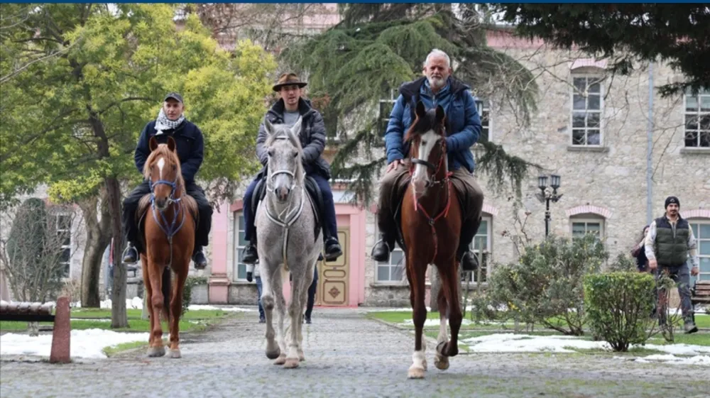 At sırtında hac yolculuğuna çıkan hacı adayları İstanbul
