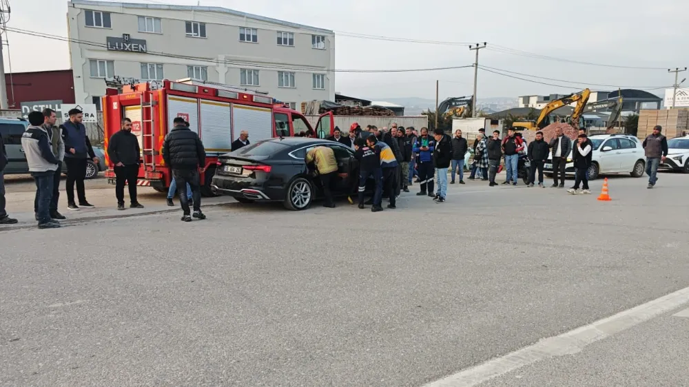 Servis Minibüsü ile Otomobil Çarpıştı: 10 Yaralı