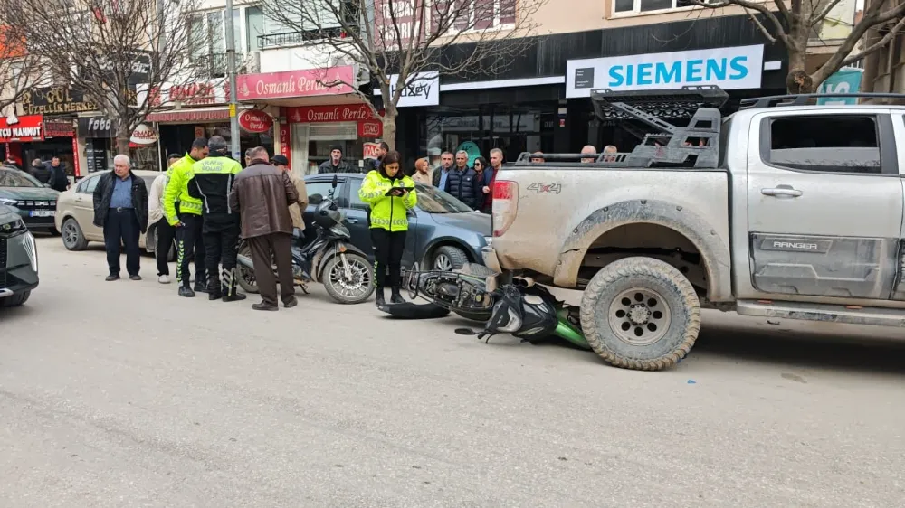 İnegöl’de Park Halindeki Araca Çarpan Motosiklet Sürücüsü Yaralandı