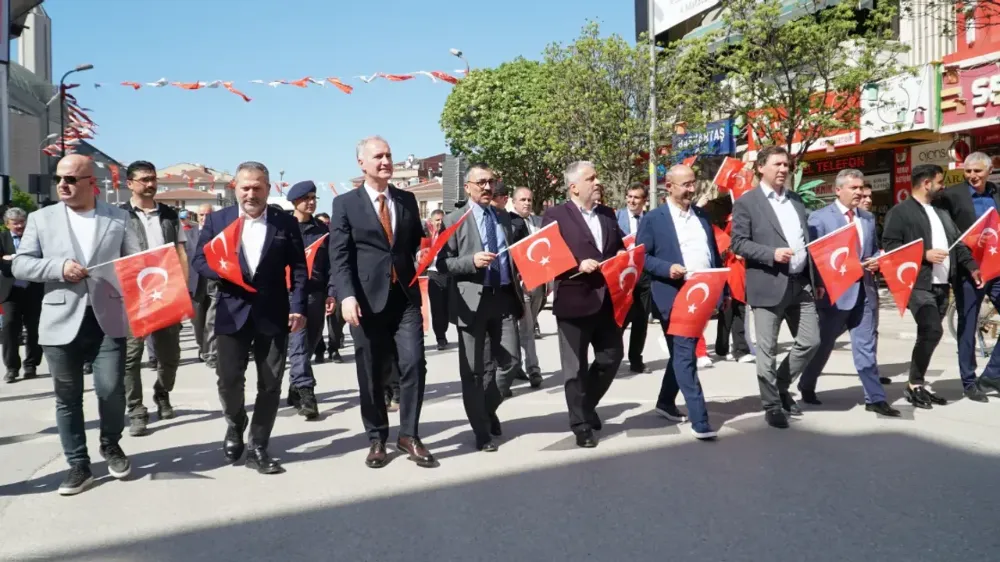 Binlerce İnegöllü 23 Nisan Kortejinde Yürüdü