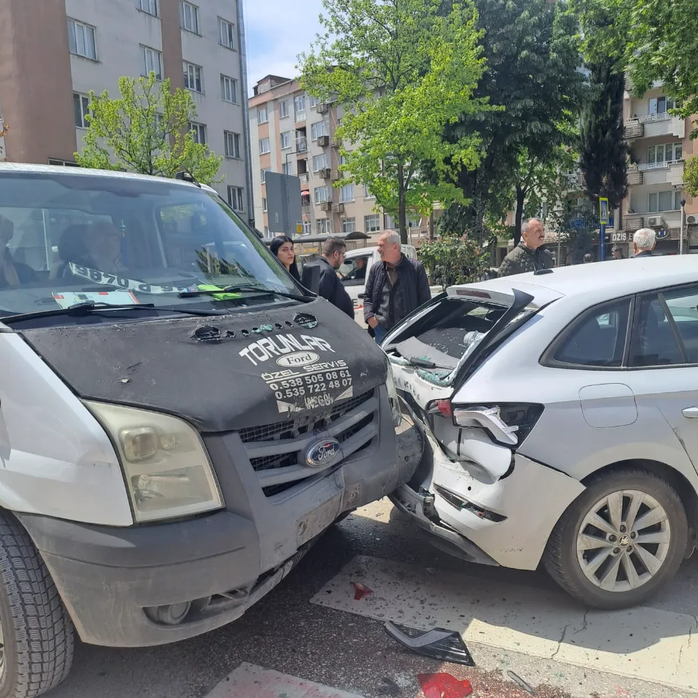 İnegöl Alanyurt Yolu Üzerinde Trafik Kazası: Yaralılar Hastaneye Kaldırıldı