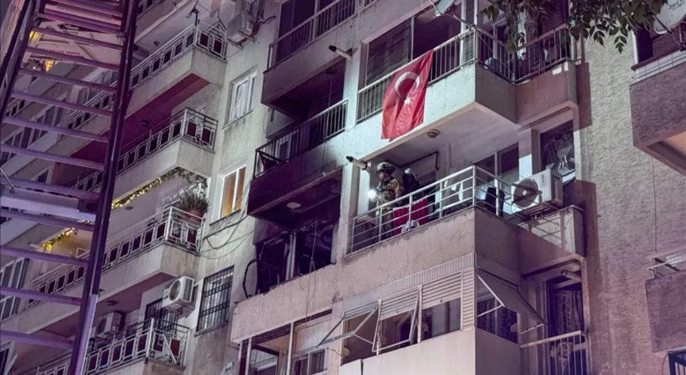 Apartman dairesinde meydana gelen patlamada 4 kişi  yaralandı