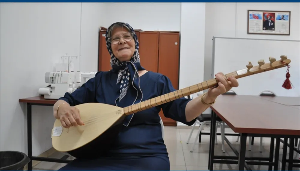 Çocukluk hayali olan bağlama çalmayı 65 yaşında öğrendi