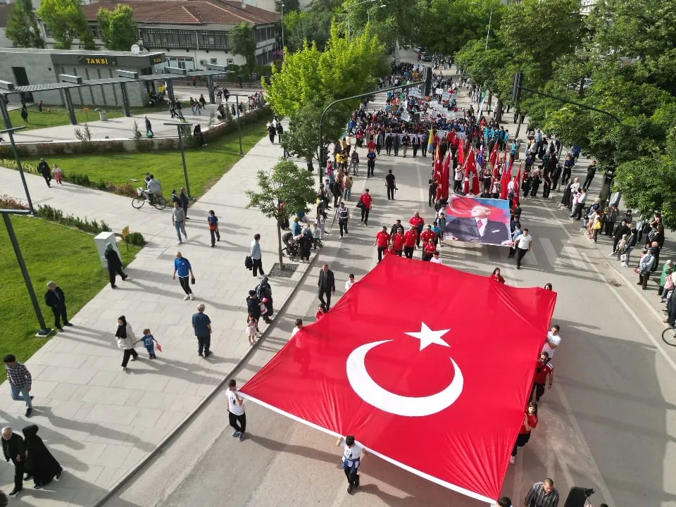 İnegöl’de 19 Mayıs’a Yoğun Katılımlı Yürüyüş