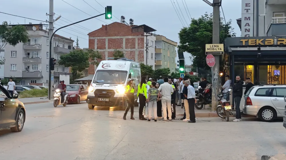 İnegöl’de Kavşakta Kaza: Motosiklet ile Otomobil Çarpıştı, 2 Genç Yaralandı