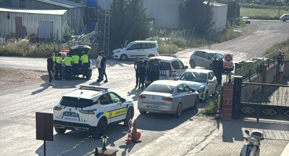 İnegöl’de İki Otomobil Çarpıştı: Sürücüler Hastaneye Kaldırıldı