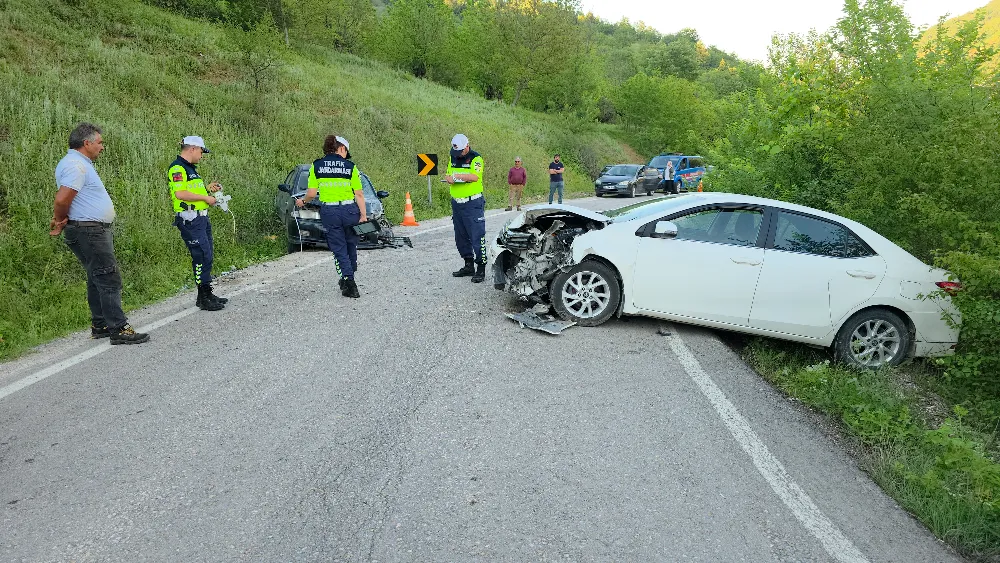 İnegöl Kırsal Bölgede Otomobiller Çarpıştı, 3 Kişi Hastaneye Kaldırıldı