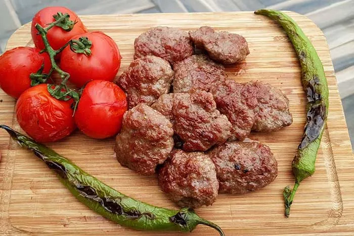 Asırlık Lezzet Sırrı Açığa Çıkıyor: İnegöl Köftesi Tarihi ve Evde Yapabileceğiniz Orijinal Tarif!