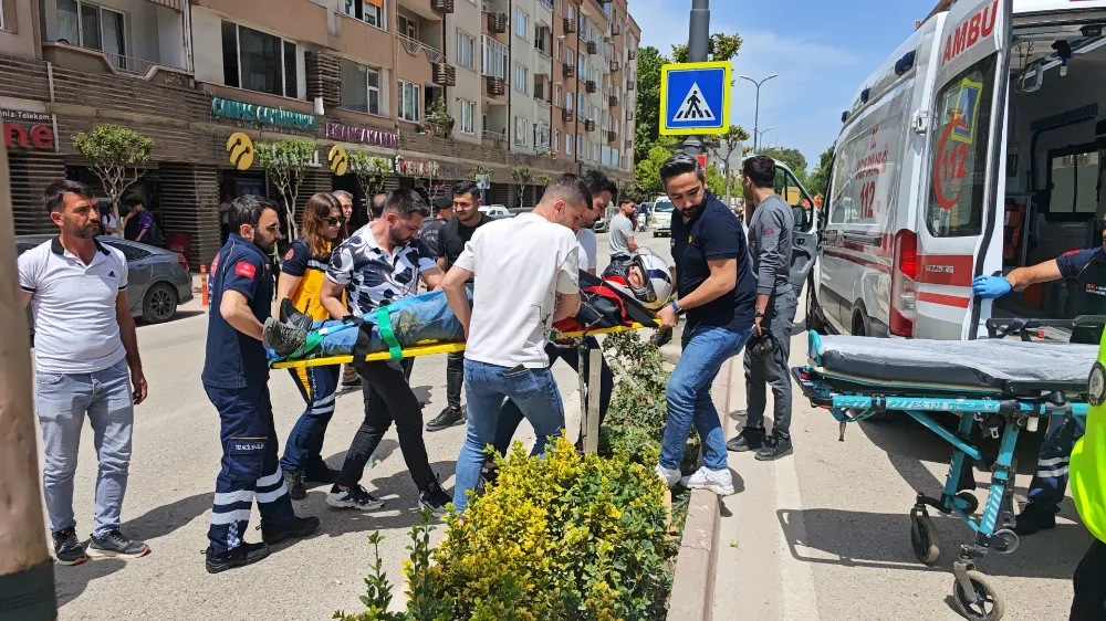 İnegöl’de Taksi ile Motosiklet Çarpıştı: Yaralı Hastaneye Kaldırıldı