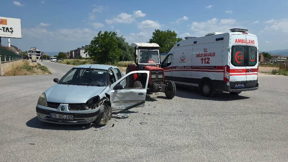 İnegöl’de Traktör ile Otomobil Çarpıştı: 1 Yaralı