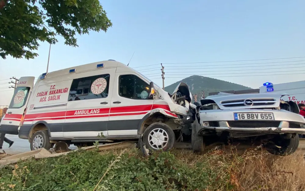 Bursa-Ankara Yolunda Ambulans ile Otomobil Çarpıştı: 1 Yaralı