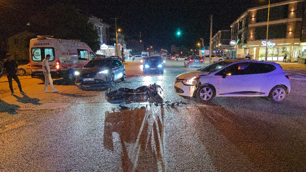 İnegöl Kozluca Bulvarı’nda Otomobil ile Motosiklet Çarpıştı: 1 Yaralı