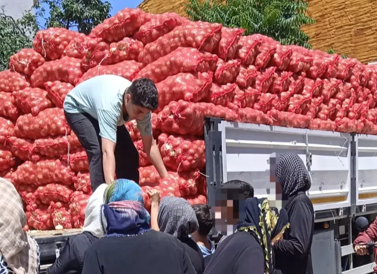 İnegöl’de Örnek Yardım: Kamyon Dolusu Soğan Dağıtıldı